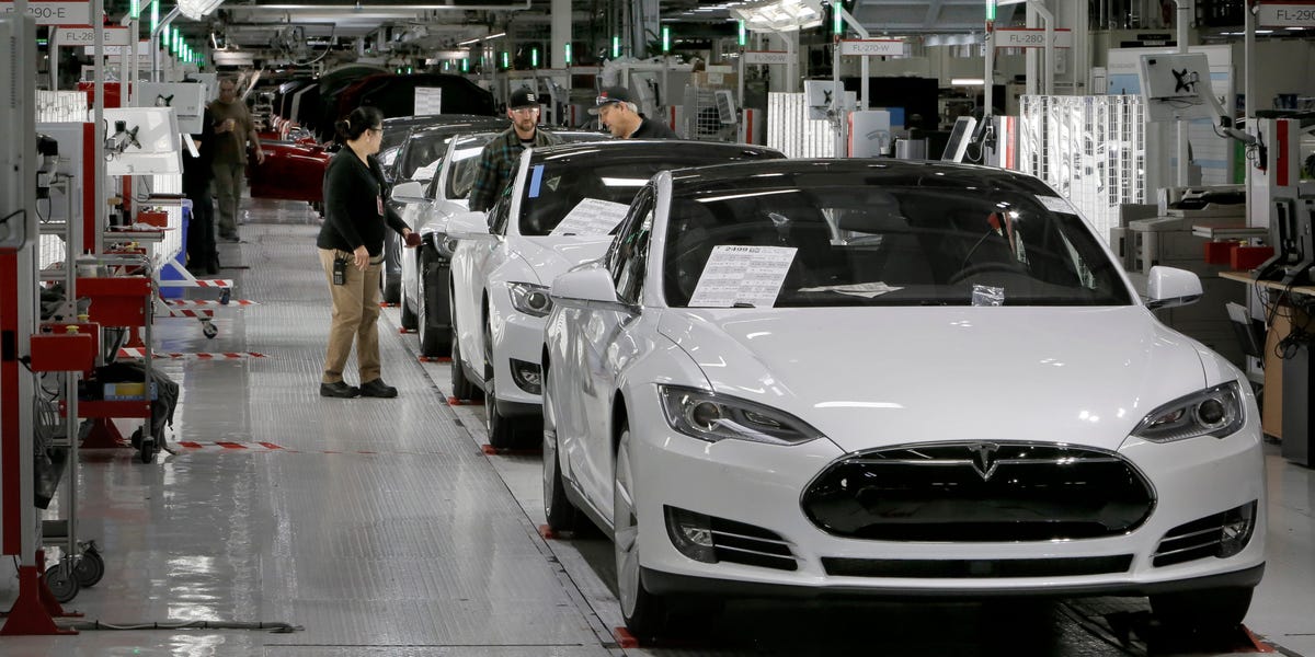 Les employés de Tesla gagnent toujours moins que ceux de Ford et GM, même après les augmentations