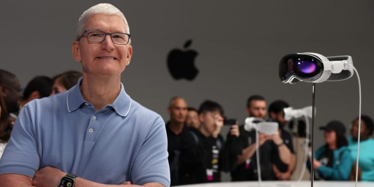 Tim Cook a enfin été photographié portant le nouvel ordinateur facial d’Apple