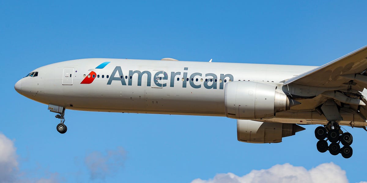 Un voyageur d'American Airlines a été retenu avec du ruban adhésif après avoir tenté d'ouvrir la porte de la sortie de secours en plein vol : passagers