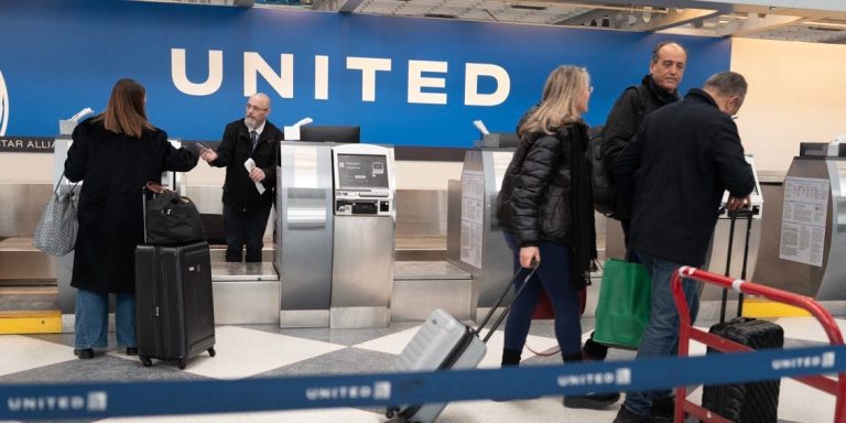 United Airlines est le dernier transporteur à augmenter les frais de bagages.  Voici combien vous devrez payer de plus.