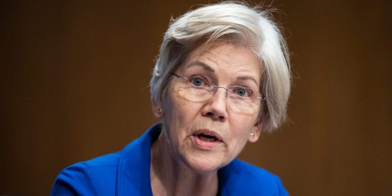 La Fed doit réduire ses taux pour aider le secteur des énergies propres en difficulté, déclare Elizabeth Warren
