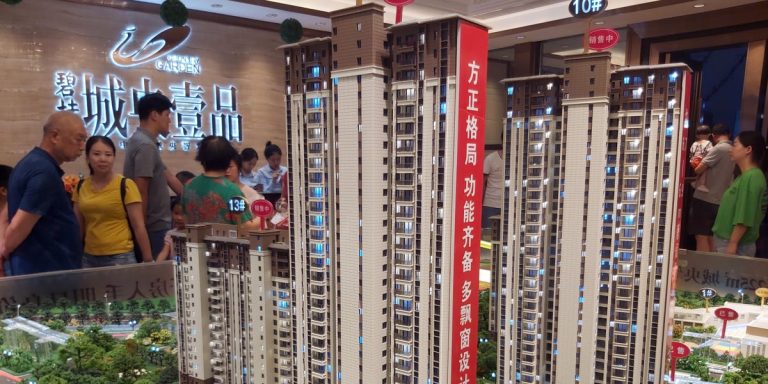 Les autorités chinoises pousseraient les banques à accorder des prêts aux promoteurs immobiliers à court de liquidités.