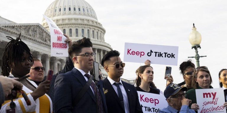 Les utilisateurs de TikTok se joignent avec enthousiasme à l'appel de l'application à faire la guerre au Congrès contre une éventuelle interdiction.
