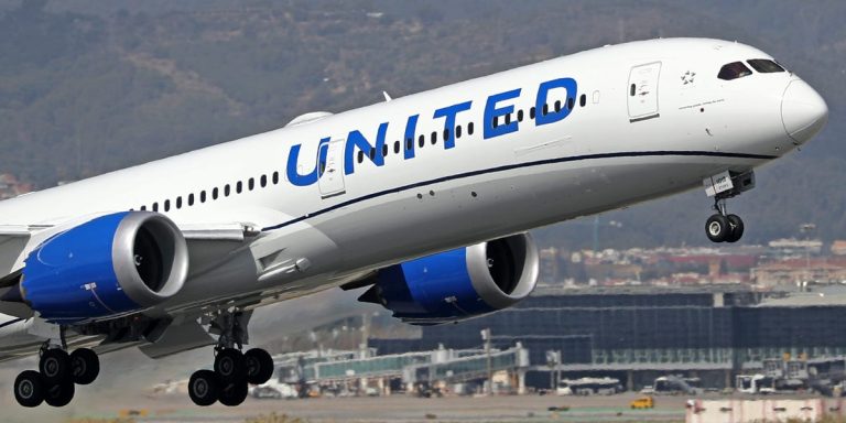 United Airlines fait l'objet d'une surveillance plus étroite et pourrait devoir suspendre ses projets d'expansion après plusieurs incidents de sécurité, comme la chute d'un pneu d'un avion.