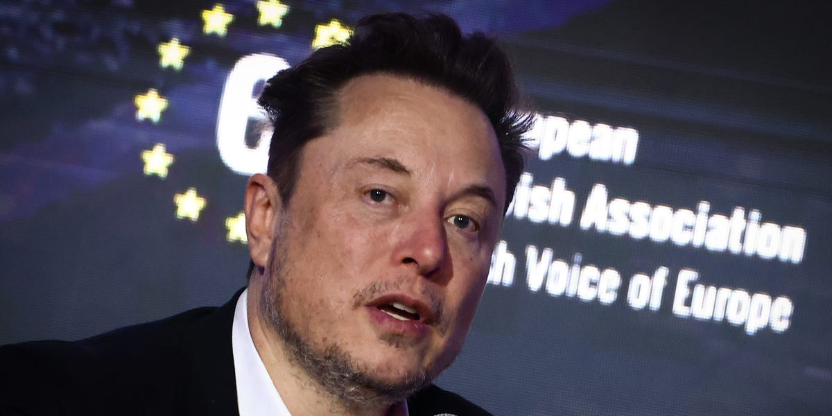 Elon Musk voulait que Tesla réduise ses effectifs de 20 % parce que ses livraisons trimestrielles de véhicules ont chuté d'autant, selon une source de Bloomberg.
