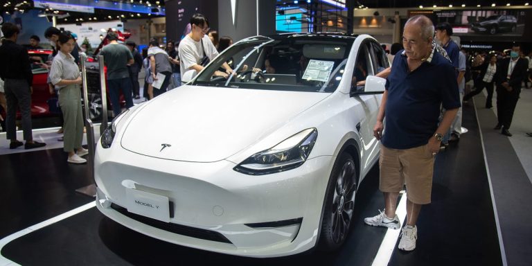 La chute des actions de Tesla se poursuit après que la société ait réduit les prix du modèle Y et aurait abandonné le modèle 2 à faible coût