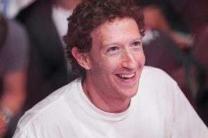 Mark Zuckerberg souhaite un joyeux anniversaire à l’Amérique en surfant en costume avec une bière et un drapeau à la main