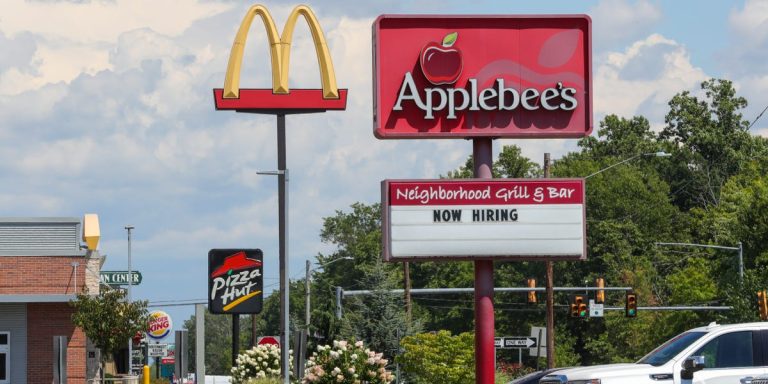 Les franchisés de restauration rapide en Californie craignent de perdre des clients au profit de Chili's et Applebee's alors que les prix dépassent les 20 dollars de salaire.