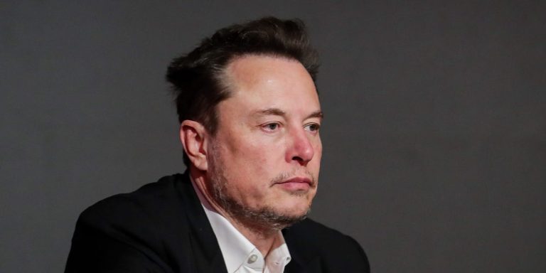 Tesla réduit les prix de ses voitures et de ses logiciels après l'une des semaines les plus difficiles de son histoire