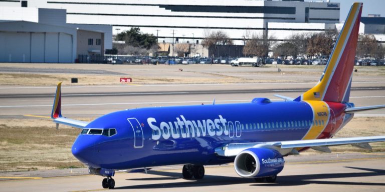 Un capot moteur arrache un Boeing 737 de Southwest Airlines, forçant un atterrissage d'urgence