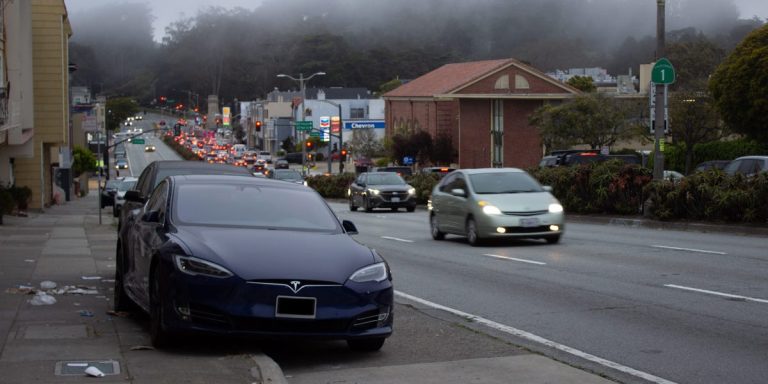 C'est le genre de routes de San Francisco que le FSD de Tesla a eu du mal à gérer, selon un rapport