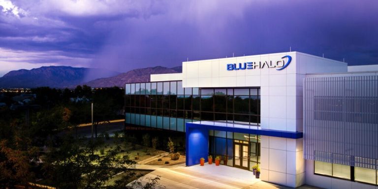 La start-up de technologie de défense Blue Halo fabrique des lasers qui tirent sur des drones depuis le ciel.  C’est ainsi que l’armée les a achetés.