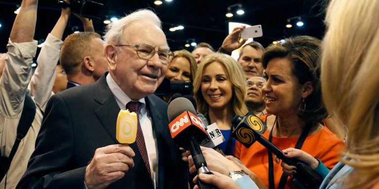Warren Buffett a mis en garde contre les escroqueries liées à l'IA, le désastre fiscal et la perte d'amis.  Voici les 15 principales citations de la fête de Berkshire.