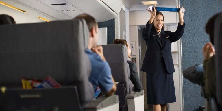3 choses surprenantes que les gens pensent qu’il est acceptable de faire dans les avions, selon un sondage