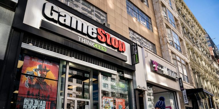 GameStop pourrait gagner plus d'argent qu'au cours des derniers trimestres en s'asseyant simplement sur sa pile de liquidités de 4 milliards de dollars