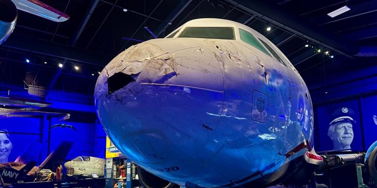 J'ai vu l'avion Airbus A320 qui s'est écrasé dans le fleuve Hudson il y a 15 ans.  J'ai été ému par la crudité de l'exposition et des survivants.