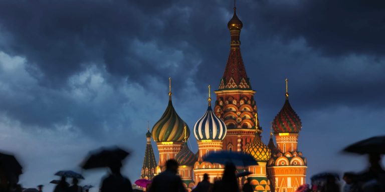 La Russie suspend le commerce du dollar et de l'euro après que les sanctions américaines drastiques visent les bouées de sauvetage financières de Moscou