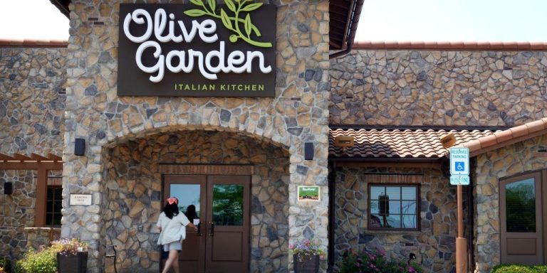 La société mère d’Olive Garden affirme qu’elle attire les clients en n’augmentant pas les prix autant que ses concurrents, même si elle n’offre pas de réductions importantes.