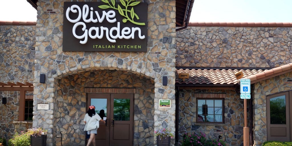 La société mère d'Olive Garden affirme qu'elle attire les clients en n'augmentant pas les prix autant que ses concurrents, même si elle n'offre pas de réductions importantes.
