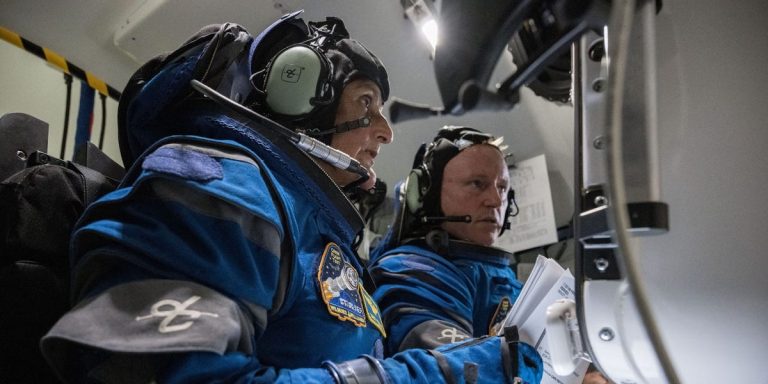 Les astronautes du Starliner de Boeing étaient censés rester dans l’espace pendant 8 jours.  Maintenant, ils sont coincés là-bas, sans date de retour prévue.