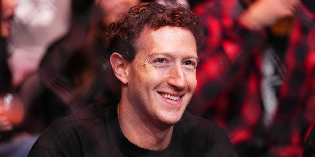 Les photos montrent l'évolution du style de Mark Zuckerberg – des sweats à capuche aux chaînes en argent