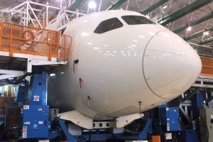 Un lanceur d’alerte de Boeing affirme avoir vu des trous mal percés sur des avions 787, s’ajoutant au chœur de personnes dénonçant l’entreprise.